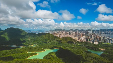 Téléchargez les photos : Harmonie des paysages urbains et naturels à Hong Kong 8 juillet 2023 - en image libre de droit