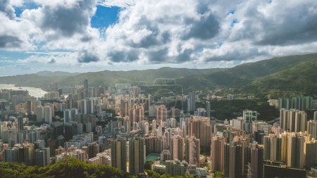 Téléchargez les photos : Le mélange unique de zones résidentielles et industrielles à Hong Kong, le 8 juillet 2023 - en image libre de droit