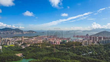 Téléchargez les photos : Harmonie des paysages urbains et naturels à Hong Kong 8 juillet 2023 - en image libre de droit