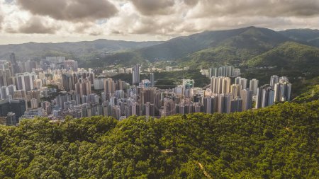 Téléchargez les photos : Mélange unique de zones résidentielles et industrielles à Hong Kong 8 juillet 2023 - en image libre de droit