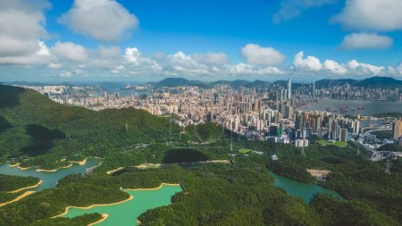 Foto de Armonía de paisajes urbanos y naturales en Hong Kong 8 de julio de 2023 - Imagen libre de derechos