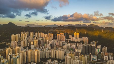 Téléchargez les photos : Mélange unique de zones résidentielles et industrielles à Hong Kong 8 juillet 2023 - en image libre de droit