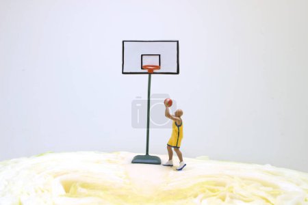Téléchargez les photos : Plaisir de la figure Basketball joueur de rue sur le chou - en image libre de droit