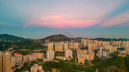 Téléchargez les photos : Quartier animé du quartier Shun Lee à Hong Kong, 12 juillet 2023 - en image libre de droit
