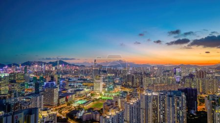 Téléchargez les photos : Le terrassement de la baie de Kowloon, Hong kong, 12 juillet 2023 - en image libre de droit