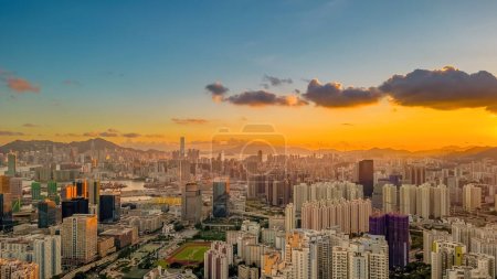 Téléchargez les photos : 12 juillet 2023 Vue panoramique à couper le souffle sur Kowloon depuis Ping Shan - en image libre de droit