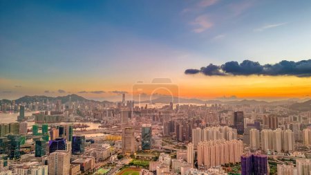 Téléchargez les photos : 12 juillet 2023 Vue panoramique à couper le souffle sur Kowloon depuis Ping Shan - en image libre de droit