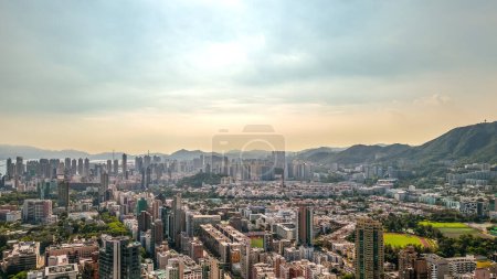 Téléchargez les photos : À l'ouest de la péninsule de Kowloon, quartier animé 14 juillet 2023 - en image libre de droit