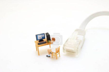 Téléchargez les photos : Figure bureau à domicile avec connecte le câble Internet - en image libre de droit