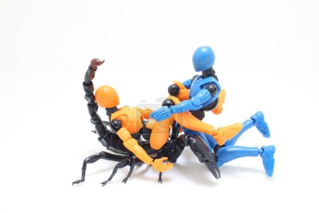 Téléchargez les photos : Une marionnette avoir des relations sexuelles sur la chaise scorpion - en image libre de droit