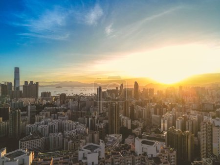 Foto de El paisaje urbano del oeste de Kowloon y Hong Kong, 22 de julio de 2023 - Imagen libre de derechos