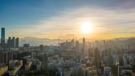 Téléchargez les photos : Le paysage urbain du Kowloon Ouest au coucher du soleil, le 22 juillet 2023 - en image libre de droit