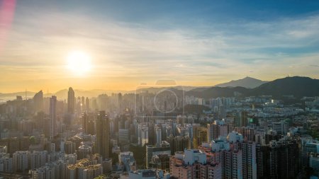 Foto de El paisaje urbano de Kowloon West al atardecer, 22 de julio de 2023 - Imagen libre de derechos