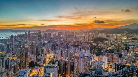 Téléchargez les photos : Kowloon et Hong Kong commencent à scintiller, 22 juillet 2021 - en image libre de droit