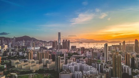 Téléchargez les photos : Kowloon et Hong Kong commencent à scintiller, 22 juillet 2021 - en image libre de droit