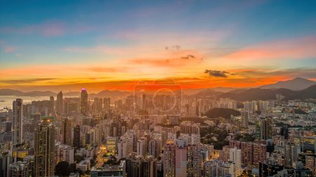 Foto de Las luces de Kowloon y Hong Kong comienzan a brillar, 22 de julio de 2021 - Imagen libre de derechos
