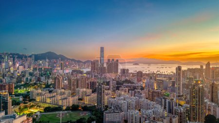 Foto de Las luces de Kowloon y Hong Kong comienzan a brillar, 22 de julio de 2021 - Imagen libre de derechos