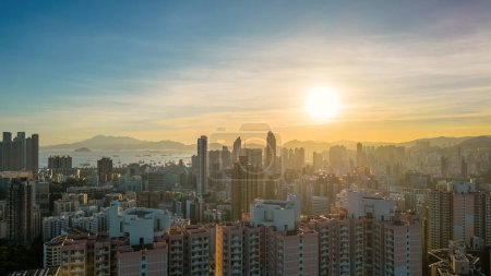 Téléchargez les photos : Le paysage urbain de l'ouest de Kowloon et Hong Kong, 22 juillet 2023 - en image libre de droit