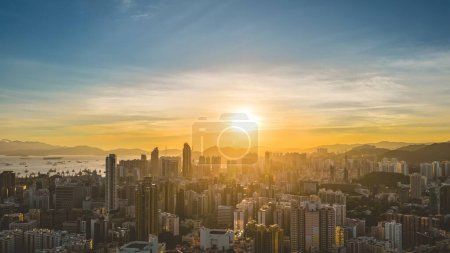 Téléchargez les photos : Le paysage urbain de l'ouest de Kowloon et Hong Kong, 22 juillet 2023 - en image libre de droit