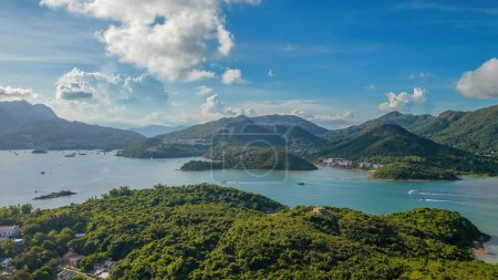 Foto de Yim Tin Tsai es una pequeña isla situada frente a la costa de Sai Kung, el 24 de julio de 2023 - Imagen libre de derechos