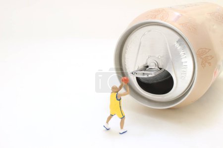 Téléchargez les photos : Mini figure jouer au basket-ball avec de la canette de soda - en image libre de droit