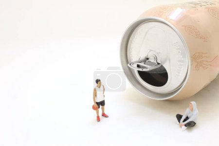 Foto de Mini figura jugar el baloncesto con lata de refresco - Imagen libre de derechos