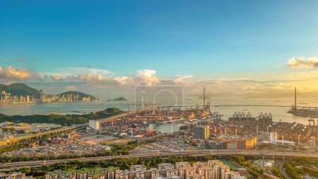 Foto de Terminales de contenedores en Hong Kong son componentes vitales Ago 3 2023 - Imagen libre de derechos