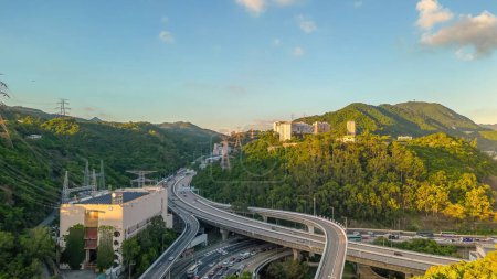 Téléchargez les photos : Tsing Sha Highway est une autoroute majeure à Hong Kong 3 août 2023 - en image libre de droit