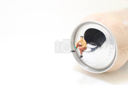 Foto de Un hombre bebiendo botella sentarse en la lata - Imagen libre de derechos