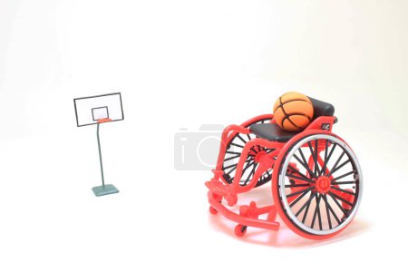 Téléchargez les photos : L'échelle du basketball en fauteuil roulant en cour ouverte - en image libre de droit