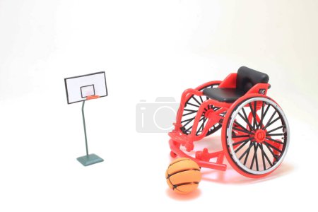 Téléchargez les photos : L'échelle du basketball en fauteuil roulant en cour ouverte - en image libre de droit