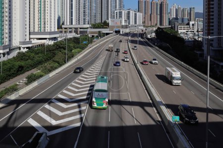 Téléchargez les photos : La West Kowloon Highway sous un survol 3 août 2023 - en image libre de droit
