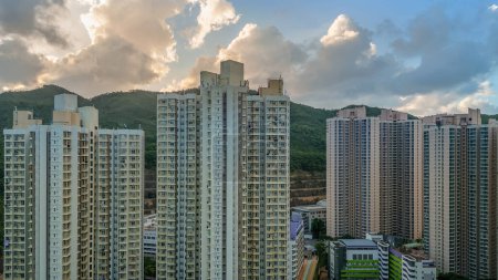 Téléchargez les photos : Tiu Keng Leng, Une fusion d'énergie urbaine et de répit tranquille, 6 août 2023 - en image libre de droit