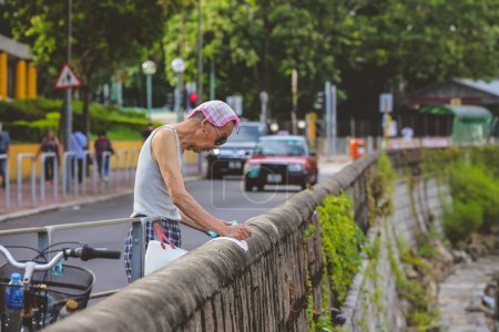 Foto de Senior asiático hombre en la calle, hong kong ago 12 2023 - Imagen libre de derechos