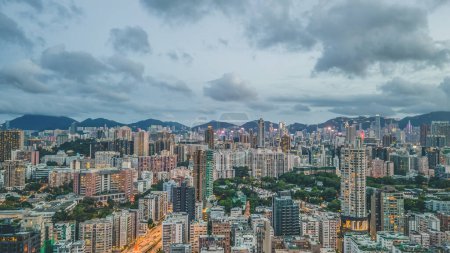 Téléchargez les photos : Kowloons Urban Heartbeat, Paysage urbain moyen en mouvement vibrant 12 août 2023 - en image libre de droit