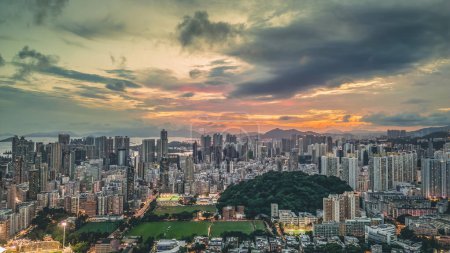 Téléchargez les photos : Kowloons Urban Heartbeat, Paysage urbain moyen en mouvement vibrant 12 août 2023 - en image libre de droit