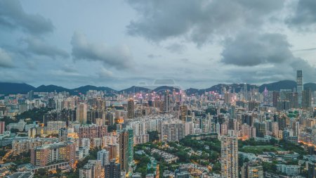 Foto de Kowloons Urban Heartbeat, Paisaje urbano medio en movimiento vibrante 12 ago 2023 - Imagen libre de derechos