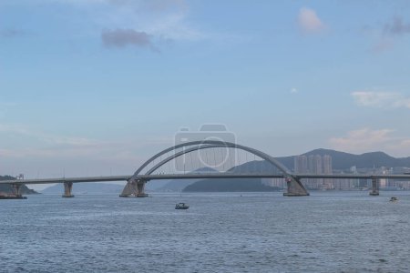 Foto de Cross Bay Bridge, Conectando el Esplendor Urbano con el Encanto Costero Aug 14 2023 - Imagen libre de derechos