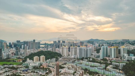 Foto de Skyline de Kowloon al atardecer, Shek Kip Mei, Hong Kong 19 ago 2023 - Imagen libre de derechos