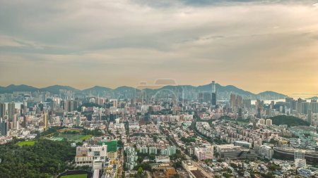 Téléchargez les photos : Kowloon et Hong Kong Skylines Des merveilles urbaines dans le port de Victoria 19 août 2021 - en image libre de droit