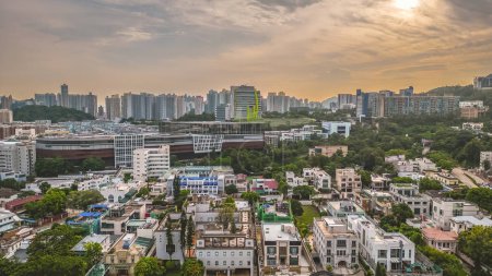 Foto de Paisaje urbano de Kowloon Tong donde la energía urbana se encuentra con la elegancia moderna 19 ago 2023 - Imagen libre de derechos