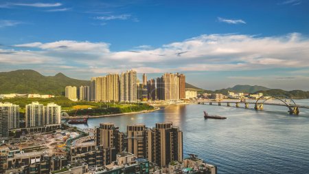 Téléchargez les photos : Un paysage urbain panoramique de la ville de Hong Kong 22 août 2023 - en image libre de droit