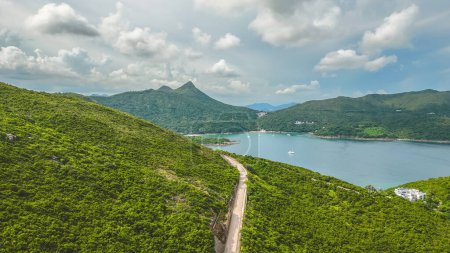 Téléchargez les photos : La route Tai Au Mun, route côtière panoramique à Hong Kong - en image libre de droit