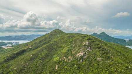 Téléchargez les photos : Le Tin Ha Shan, randonnée au milieu de Hong Kongs Splendeur naturelle - en image libre de droit