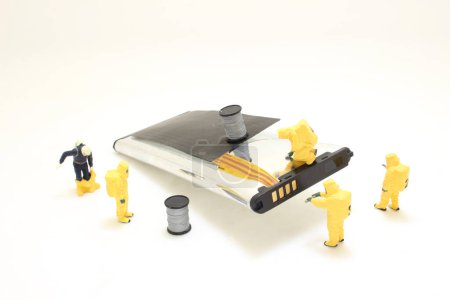 Téléchargez les photos : Une mini équipe chimique vérifiant l'expansion de la batterie - en image libre de droit