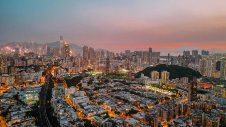 Téléchargez les photos : Le crépuscule sur Kowloon, un aperçu surréaliste de la sérénité urbaine 21 septembre 2021 - en image libre de droit