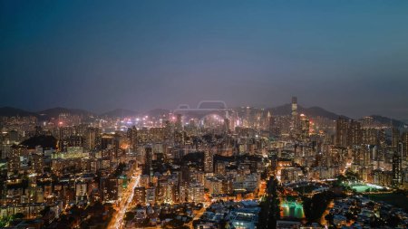 Foto de Crepúsculo sobre Kowloon, una visión surrealista de la serenidad urbana 21 sept 2021 - Imagen libre de derechos