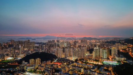 Foto de Crepúsculo sobre Kowloon, una visión surrealista de la serenidad urbana 21 sept 2021 - Imagen libre de derechos