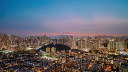 Téléchargez les photos : Le crépuscule sur Kowloon, un aperçu surréaliste de la sérénité urbaine 21 septembre 2021 - en image libre de droit