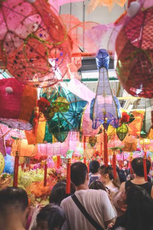 Foto de Mercado local para comprar faroles chinos tradicionales. Mercado de Tai Kiu 23 sept 2023 - Imagen libre de derechos